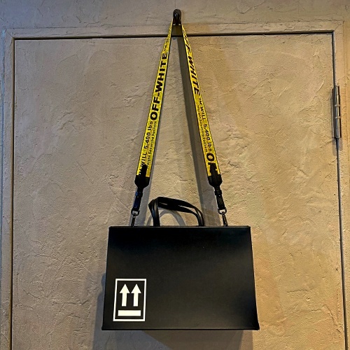 OFF-WHITE トートバッグの値段と価格推移は?|36件の売買情報を集計 OFF-WHITE トートバッグの値段と価格推移は?|36件の売買情報を集計