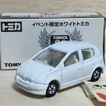 トミカ 30周年 記念 イベント限定 ホワイトトミカ トヨタ ヴィッツ 白 ホワイト レア 希少 絶版 TOYOTA Vitz 30th イベント 限定 乗用車 30_画像1