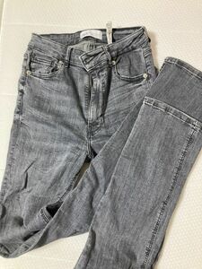 ZARAで購入したデニムパンツです。外側にスリット入ってます。丈はそのままなので長めです。身長162cmで厚底やヒールは必須です。