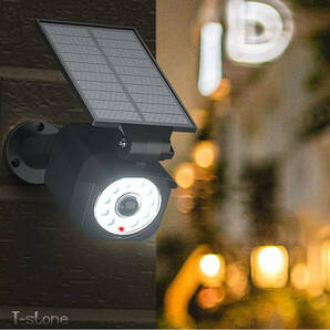LEDソーラーライト 高輝度LED人感センサーライト ダミー防犯カメラ 360°角度調節 IP66防水 3つの知能モード 駐車場 防犯 野外ライト 屋外
