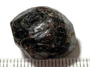小さな満礬石榴石（スペッサルティン）単結晶・4-8・ 10g（中国産鉱物標本）