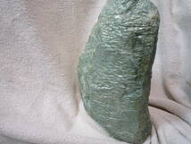 ◆鑑賞石 緑の石 エメラルドグリーン 翡翠? 自然石 23㎝×16㎝×9㎝　約5kg◆インテリア コレクションにいかが？_画像9