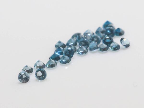 キレイなロンドンブルートパーズ 2mmラウンドのロット 30ケで1.29ct