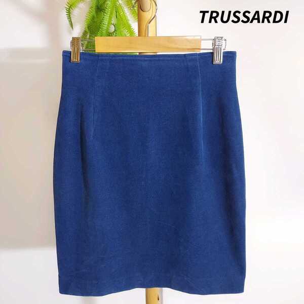 TRUSSARDI コットン素材 膝上スカート タイトスカート ベロアのようなマットな手触り Mサイズ相当 青とネイビーの中間くらい