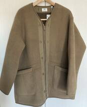 新品○UNIQLO Engineered Garments フリースノーカラーコート size.L BEIGE ユニクロ エンジニアードガーメンツ 鈴木大器_画像1