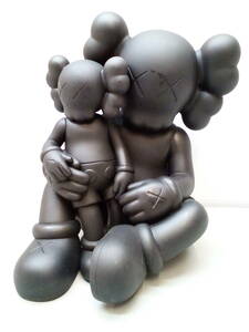 64-KT2556-100: KAWS Holiday Changbai Mountain Vinyl Figure BLACK 本体のみ