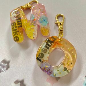 オーダー イニシャルキーホルダー　名入れ　推し活　チャーム 押し花　レジン ペット　キーホルダー　プレゼント　入園　入学　卒業