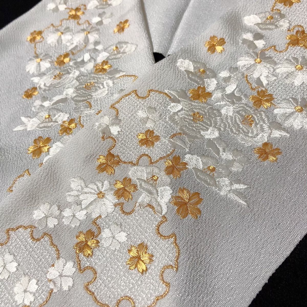 たたみシワ 新品【桜と大菊】振袖 結婚式 和装 着物 留袖 袴 半衿 金 刺繍 されている