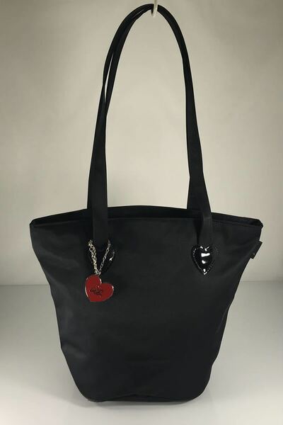 美品 agnes b アニエス・ベー エナメルハート可愛い ナイロン iPad収納 ブラック 軽量 ショルダーバッグ です。ロゴチャーム付き。