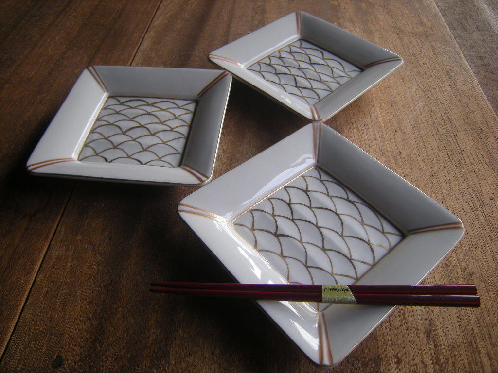 Ryotei Utsuwa ◇ Limited stock [New * Discontinued] Hand-painted gold glaze Seigaiha shaved square plate 6 inches (17cm x 3cm) 5 pieces set *Great deal*, Japanese tableware, dish, Medium Plate