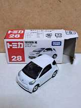 28 トヨタ iQ 2009 # TAKARA TOMY ロゴ ベトナム製 開封品 中古 トミカ ミニカー 外箱傷み_画像1