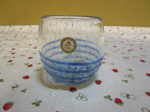 Ｃ１『手作りグラス　琉球ガラス　ブルーのラインに白いつぶ模様の琉球グラス～樽型』～箱なし　沖縄製