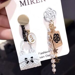 ブランド風バッグと香水のピアス