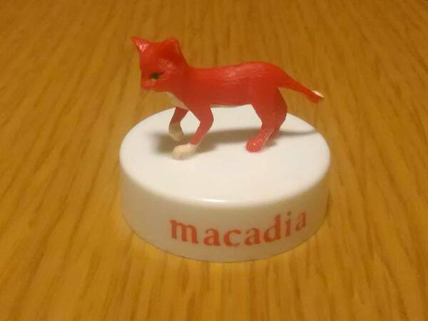 （送料無料）マカディアMacadia　赤い猫フィギュア　ねこネコ