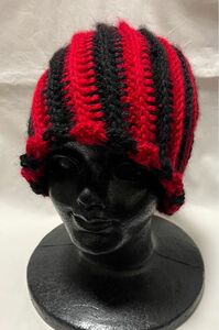 【値下げ！】赤と黒のねじれ手編み帽子【No.64】Mサイズ　お母さんの作った手編み帽子〜です