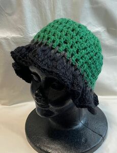 【値下げ！】緑色・黒のつば〜手編み帽子【No.55】M〜Ｌサイズ　お母さんの作った手編み帽子〜