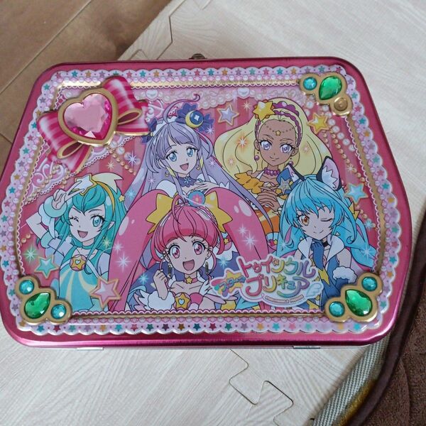 プリキュアなどキャラクター　小さいオモチャ数点と缶バックセット