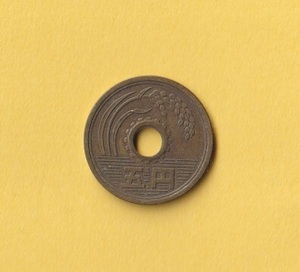 ☆5円黄銅貨《昭和36年》　穴ズレエラー　　普通品