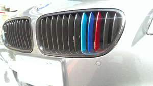 在庫 美品 即納 新品 左右SET BMW F10 F11 フロントグリル 光沢黒+金属風Mの3色 ABS 2010-2016