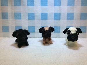 編みぐるみ　あみぐるみ　ハンドメイド　パグ家族三匹　編み犬