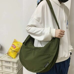 バッグ メンズ レディース グリーン ショルダーバッグ 月 斜め掛け アウトドア フェス 大容量 防水 鞄 ナイロン 無地 軽量