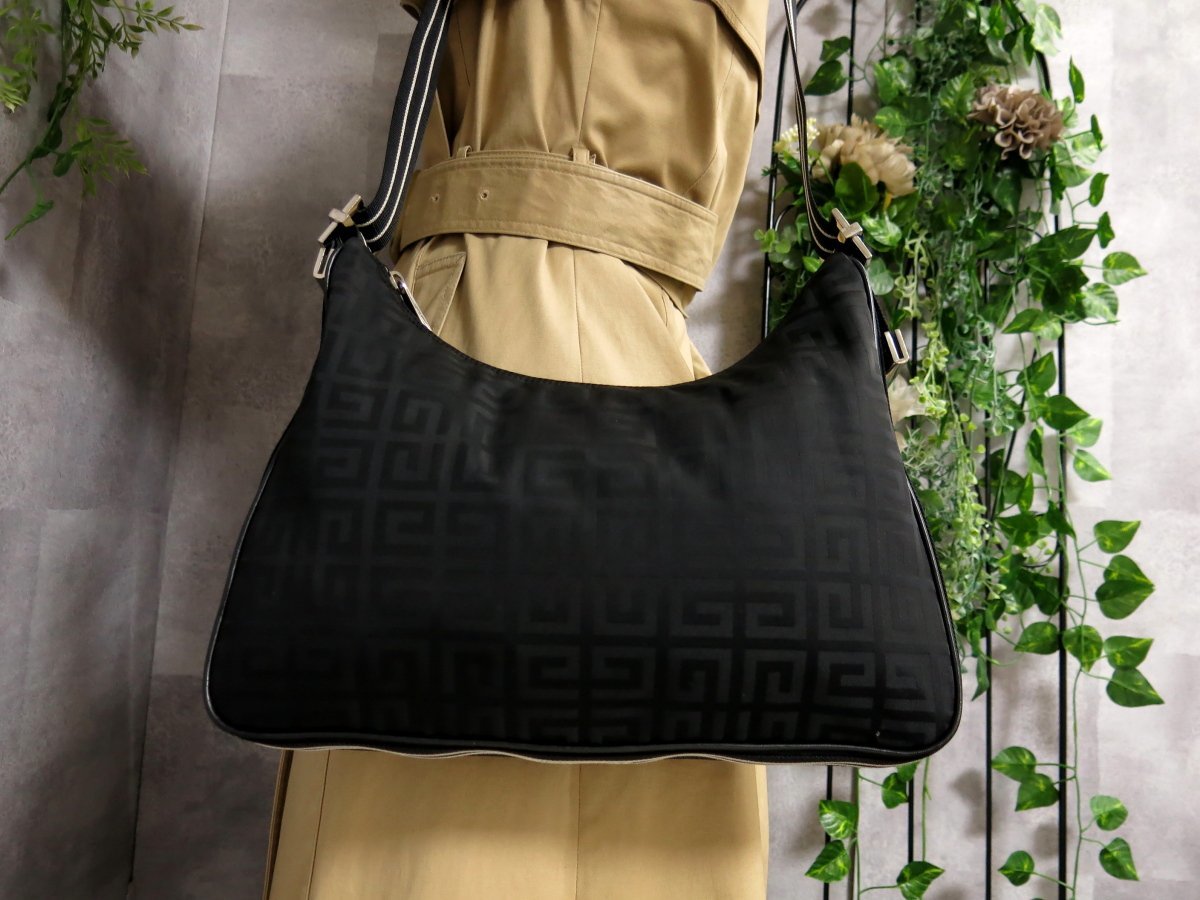 最大80%オフ!最大80%オフ!2211-16|美品|ジバンシィ 4Gロゴ総柄