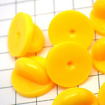 ピンバッジの留め具◆ゴム製キャッチ黄色10個で１セット止具ピンズ用ピンバッチ_画像2