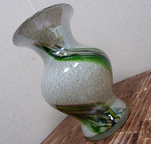 (☆BM)昭和レトロ ガラス フラワーベース 花瓶 高さ26.5㎝ ラスター加工 アンティーク 置物 オブジェ グリーン×シルバーグレー マーブル