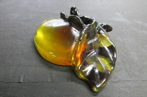 ..... is .( amber ) Showa era romance [. have persimmon design brooch ]