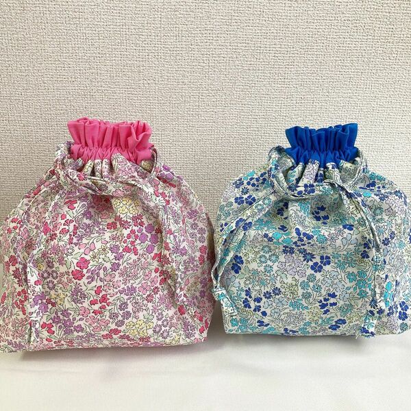 【ハンドメイド】2個セット　きんちゃく袋　お弁当袋　フリル口　小花柄　ピンク　ブルー ランチ巾着 花柄 お弁当入れ