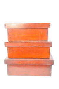 ビンテージ 朱色の蓋付き木箱 3点 木箱大：幅39cm 奥行き32.5cm 高さ15cm 木製の質素でしっかりした作りが味わいの木箱です。 TAK501