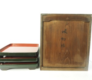 昭和ビンテージ 本木漆芸 吸物膳三膳揃え 木箱付き 一辺の長さ28.5cm 高さ5cm 木製の質素でしっかりした作りが味わいの吸物膳です。 TAK501