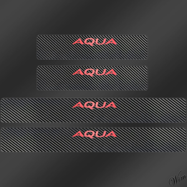 ◆メタリックロゴデザイン◆ AQUA スカッフプレート 4枚入り カーボン調 3Mテープ 薄型デザイン 簡単取付 自動車 アクセサリー トヨタ