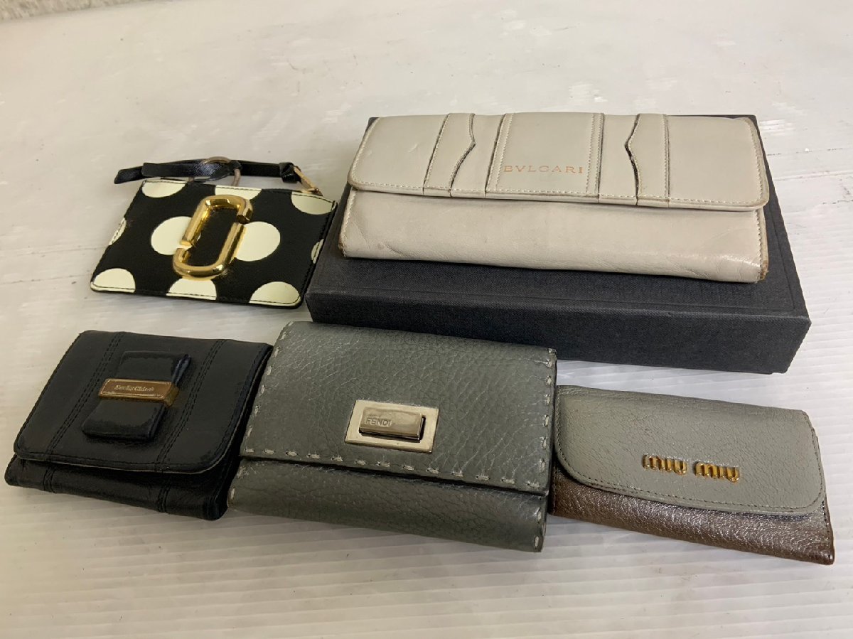 MIU MIU 二つ折り財布の値段と価格推移は?|215件の売買情報を集計 ...