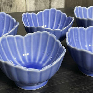 綺麗な青の小鉢５点セット 未使用【花びらデザイン】青色 磁器 美品 レトロの画像1