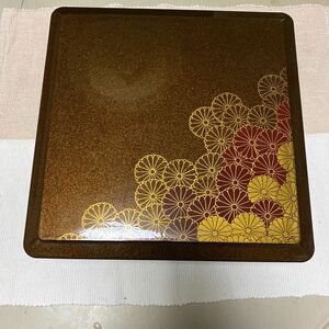 重箱　一段　菊の絵　正方形　24㎝×24㎝くらい　高さ5.5㎝くらい