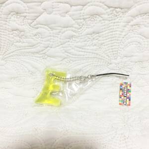 新品　アルファベット「E」　プラスチック　キーホルダー　黄色