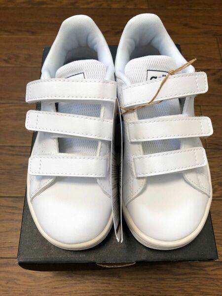 adidas アディダススニーカー WHITE 靴　運動靴　ベルクロ　ネイビー　ホワイト
