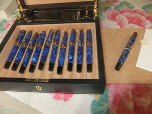 最終出品　アウロラ　カリグラフィー用 万年筆の豪華セット木製ボックス入り　１１本のオプティマ・ブルー　