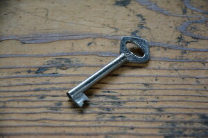 NO.8591 古い真鍮鋳物の鍵 58mm 検索用語→A25gアンティークビンテージ古道具金物錠キーチャーム