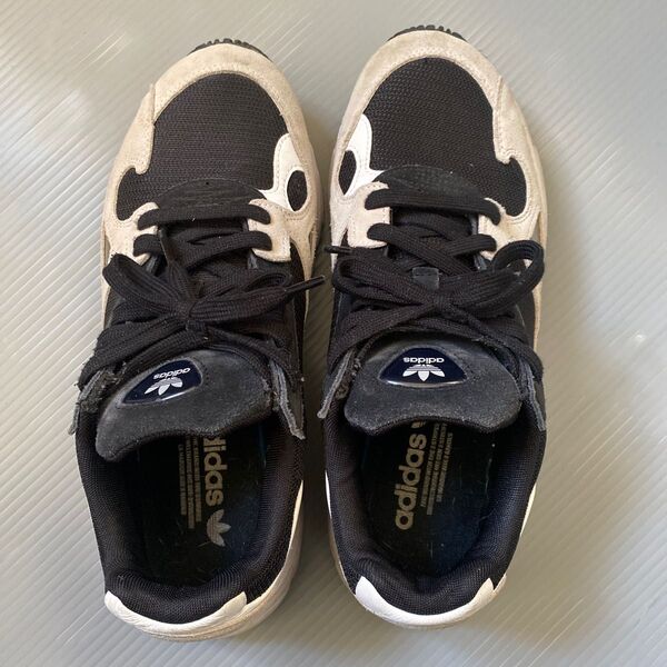 adidasスニーカー