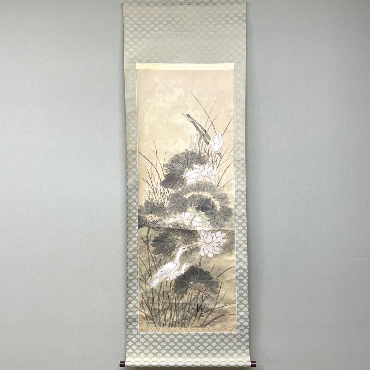 ★Closing sale! ★Sold out for 1 yen! ★Can be shipped together ★Hanging scroll ★Ito Keisui ★Lotus and heron illustration ★Authentic work ★Comes with paulownia box ★Authenticity guaranteed ★Long-term storage item ★Nitten committee member, painting, Japanese painting, flowers and birds, birds and beasts