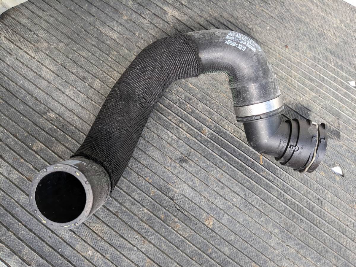 柔らかな質感の 冷却水チューブ(カイエン955 3.2L V6 エンジン、過給器