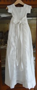 Grace アンティーク フランス 19世紀後半 リネンに 白糸刺繍 と カットワーク、ピンタック の洗礼式用の手縫いのベビードレス 丈109cm