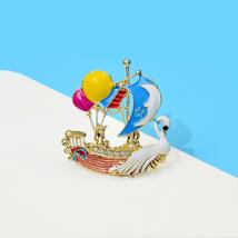 白鳥 帆船 ブローチ スワン ボート 船 鳥 バード かわいい エナメル 風船 カラフル ロマンティック ピンブローチ 絵本 海賊船 バルーン_画像2