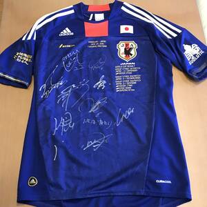 Джуничи Инамото, Норики Накамура Юки Абэ и другие с автографом в Южноафриканском турнире на чемпионате мира по футболу 2010 года.