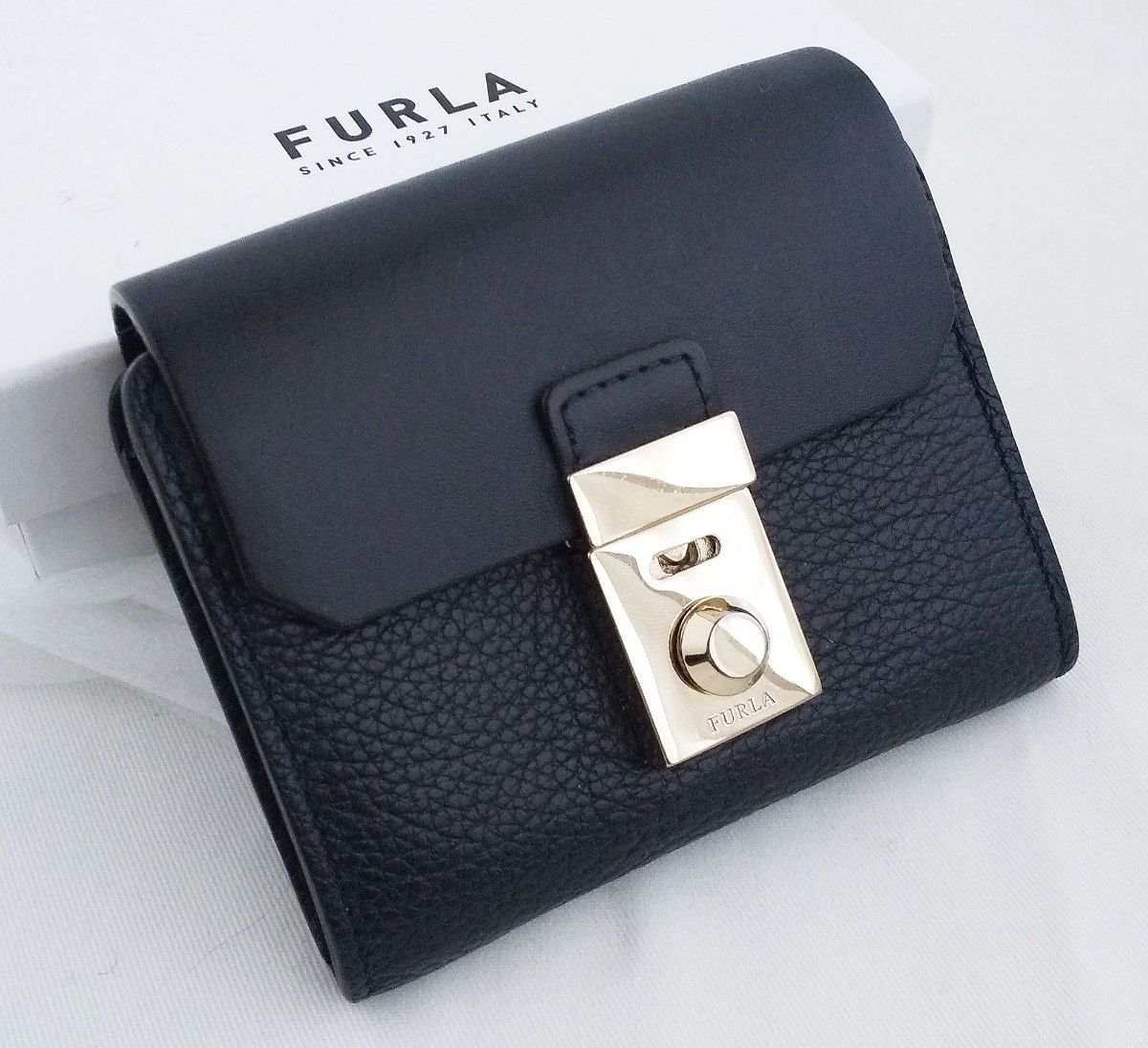 激安ネット通販 21 残り僅か‼︎新色 完売カラー FURLA 折り財布