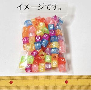 アルファベット　キューブ　アクリルビーズ　100個　　ミックスランダム