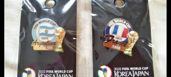 サッカー2002 ワールドカップ KOREA JAPANの ピンズ、 France とArgentina 2点です。