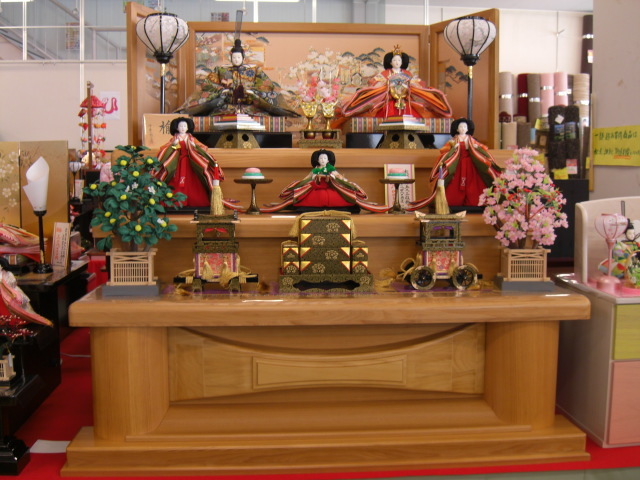 [TI Yamamuro Furniture] [Kostenloser Versand im ganzen Land] ◆ Mädchenfest! Hina-Puppen! Hina-Puppen! Kostümiertes dreistöckiges Display für fünf Personen! B135xT120xH135cm (neues Ausstellungsstück), Jahreszeit, Jährliche Veranstaltungen, Puppenfest, Hina-Puppen
